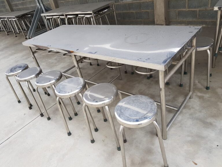 Có Nên Mua Bàn Ghế Inox Thanh Lý Dịp Cận Tết? 3 Rủi Ro “Tiền Mất Tật Mang”